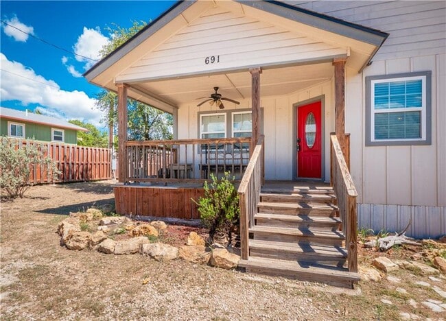 Photo - 691 Tamarack Dr