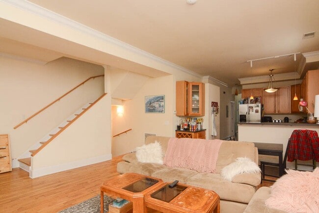 Building Photo - 1306 W Roscoe St Unit J03P