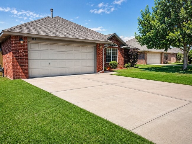 Building Photo - 715 E Forest Ct Ln