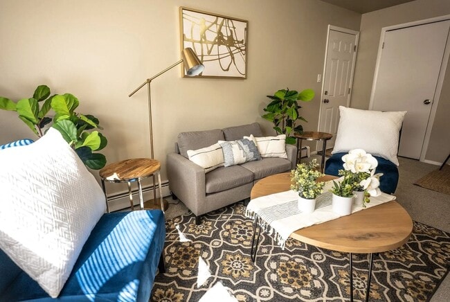 Building Photo - 1660 Moore Ave Unit 52