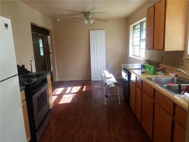 Photo - 598 N 40th St