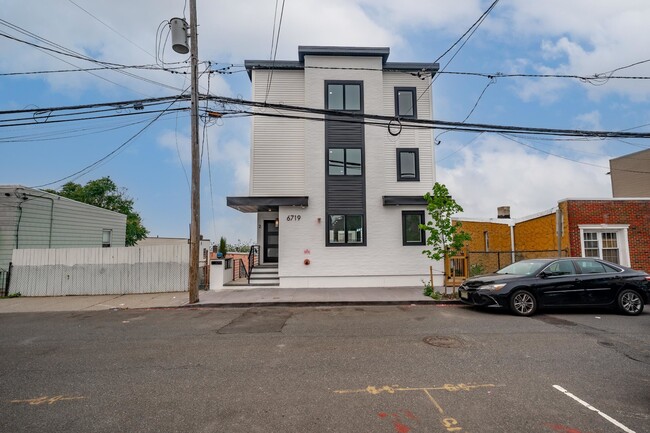 Building Photo - 6719 Meadowview Ave Unit 2