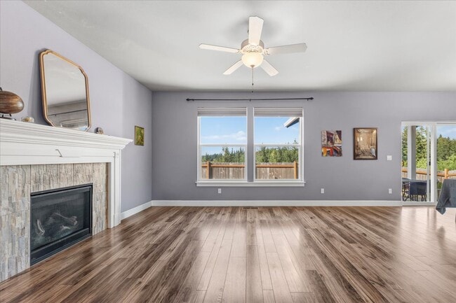 Photo - 609 NE Megan Dr