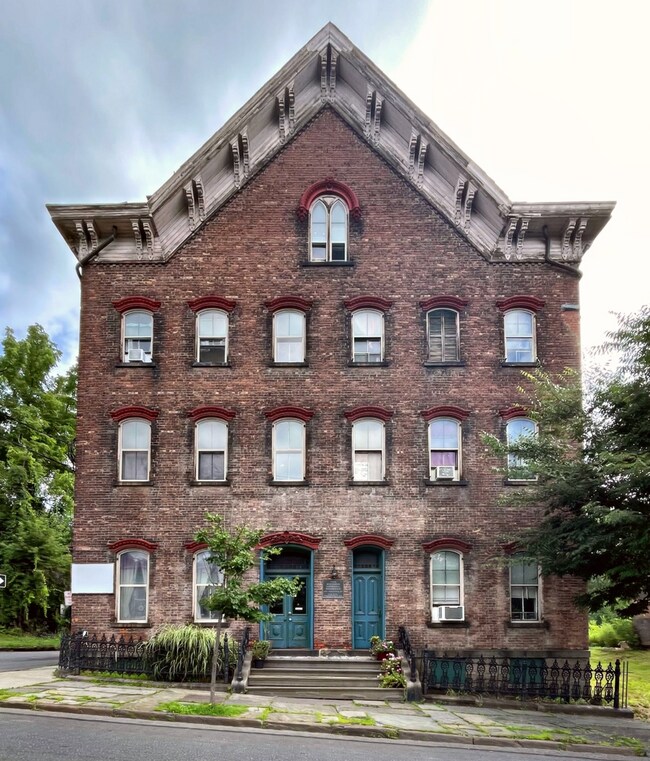 Building Photo - 213 Partition St Unit 3-A