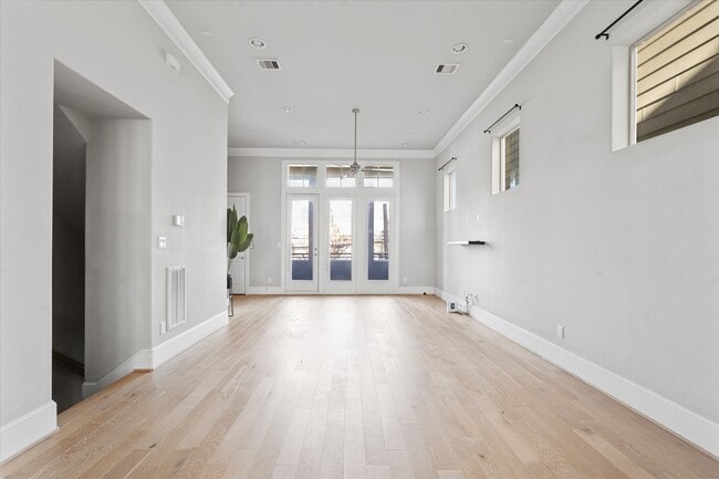 Photo - 1005 St Charles St