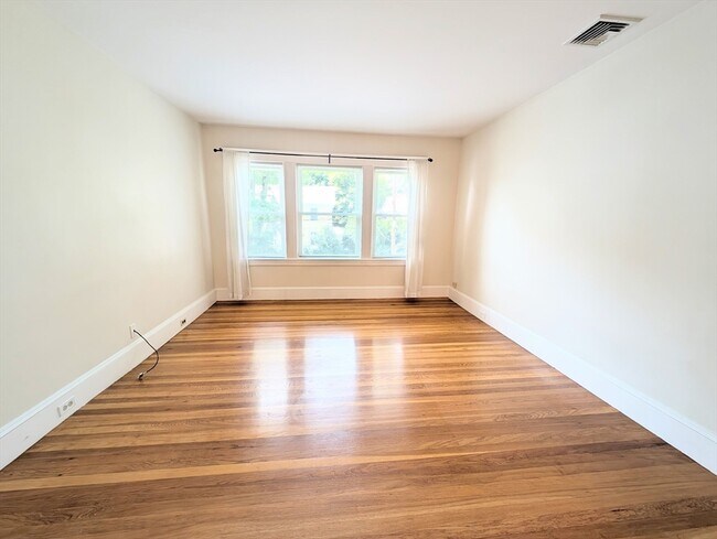 Photo - 184 Parmenter Rd