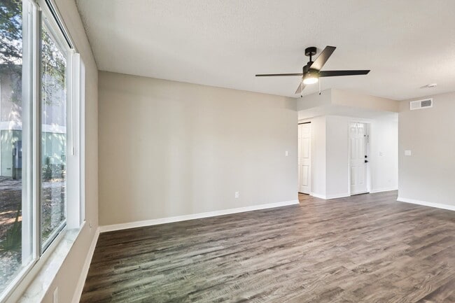 Photo - Lakeside Glen Apartments