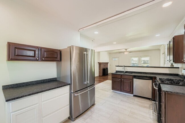 Photo - HAPPY IN HAPEVILLE