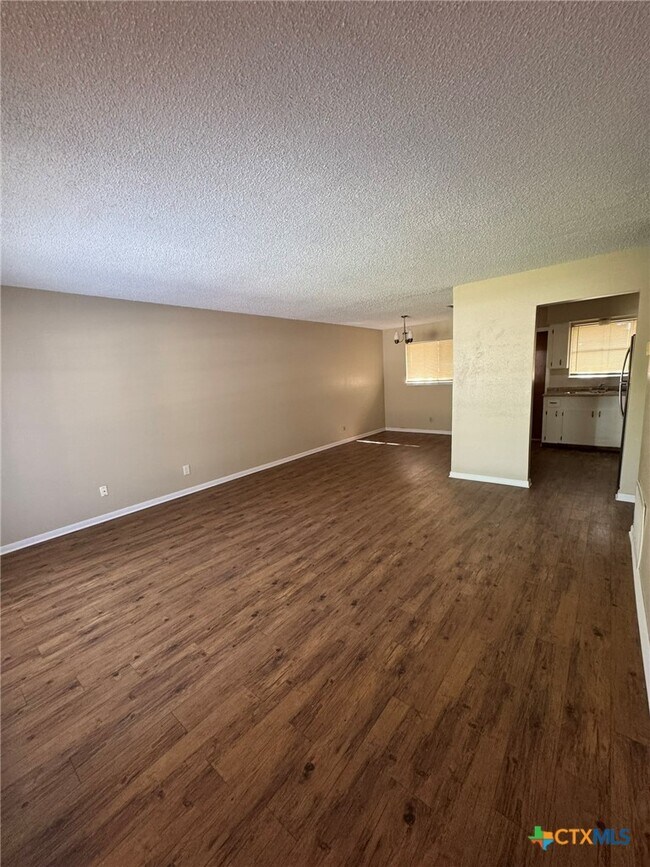 Photo - 813 Burges St