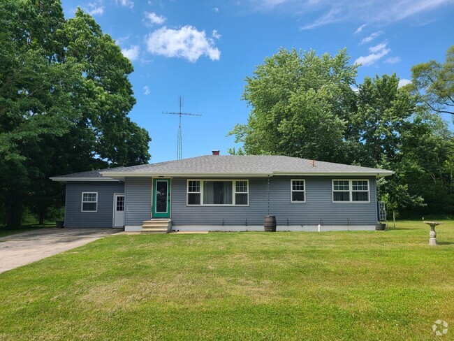 Building Photo - Three Bedroom, One Bath House in Benton Ha...