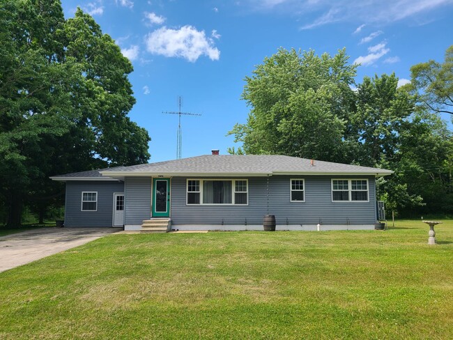 Three Bedroom, One Bath House in Benton Ha... - Three Bedroom, One Bath House in Benton Ha...