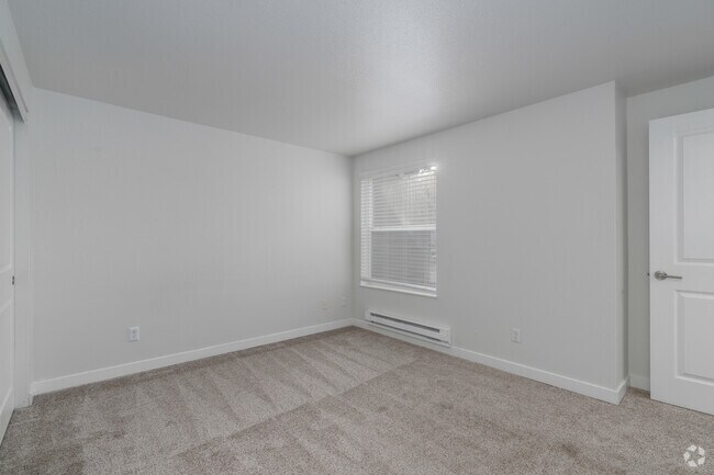 2BR, 2BA - 922SF - Primary Bedroom
