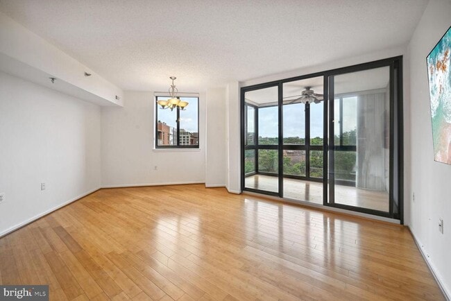 Building Photo - 1001 N Randolph St Unit 608