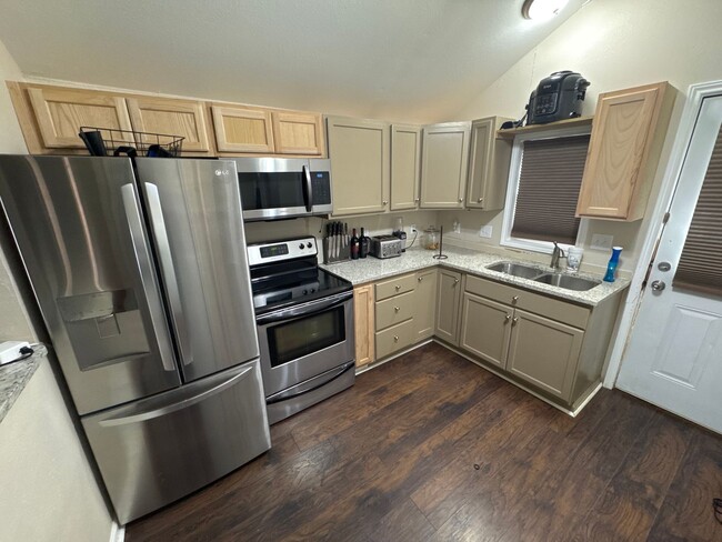 Updated 1 Bed 1 Bath Home - CLOSE TO DENTO... - Updated 1 Bed 1 Bath Home - CLOSE TO DENTO...