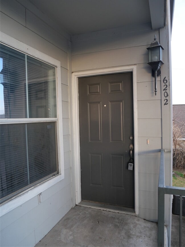 Building Photo - 6289 Wilcrest Dr Unit 6202