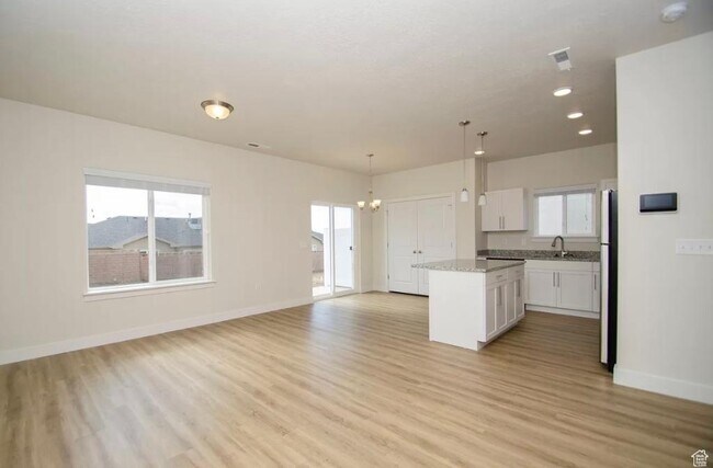 Photo - 855 W 600 S