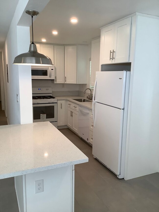Building Photo - Remodeled 3 Bed 1 Bath Single Story Unit- Ocean Beach