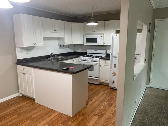 Photo - 5S070 Pebblewood Ln Unidad G11