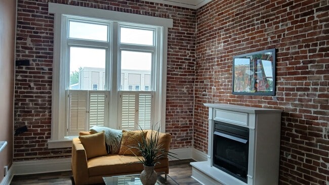 Photo - 150 E 5th St