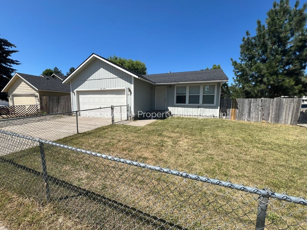 2 bed house on corner lot! - 2 bed house on corner lot!