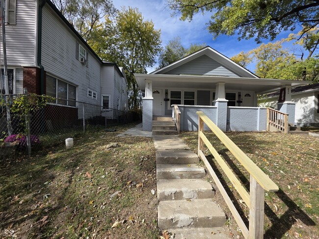 Photo - 834 Lasalle St