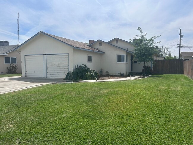 Building Photo - Move in Ready in North Hanford Central air/heat, lawn service included
