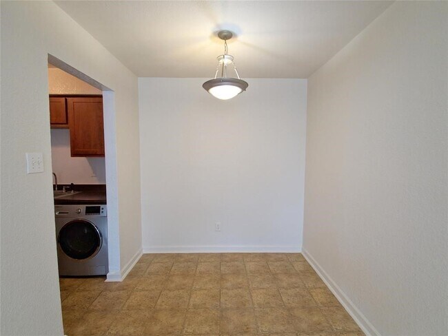 Photo - 8100 Creekbend Dr Unidad 184