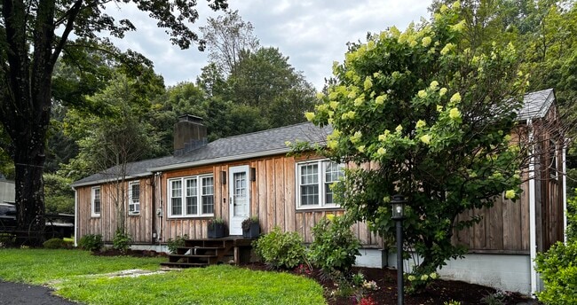 Building Photo - 448 Spruce Brook Rd Rental