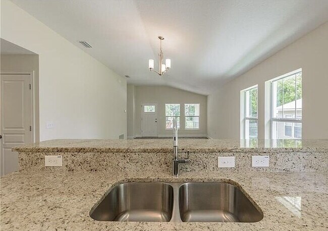 Photo - 305 W Gladys St