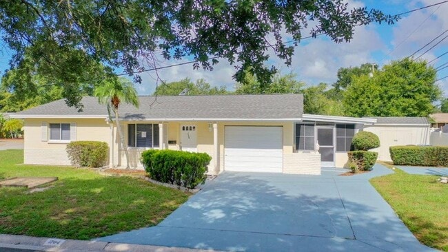 Building Photo - Beautiful 2/2 ~1000Sq. Ft. with NEW floors... Rental