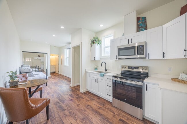 Photo - 1120 W 8th St Unit B