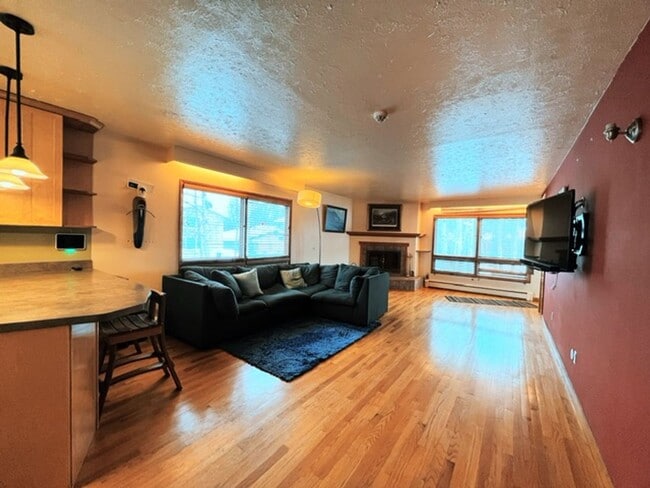 Photo - Spacious Midtown Two Bedroom with Utilitie...