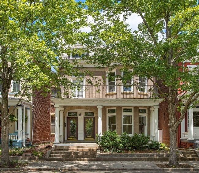 Building Photo - Swanky 1st floor duplex in Church Hill across from Jefferson Park