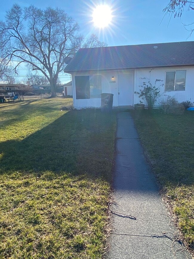 Photo - 1108-1110 Vandenburg Loop NE