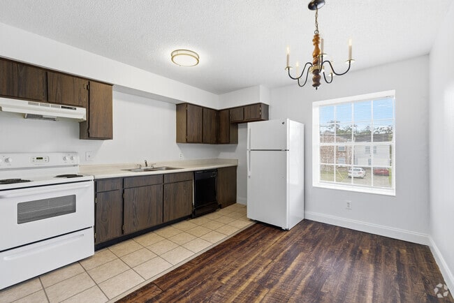 2BR, 1BA - 950SF - Kitchen/Dining Room - Chateau 1000