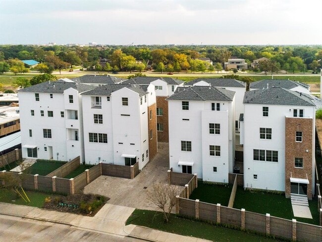 Building Photo - 3821 N Braeswood Blvd Rental