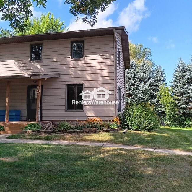 Photo - 901 3rd St S