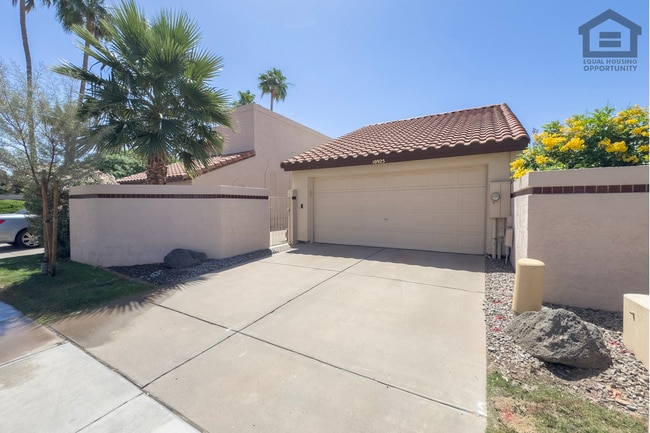 Photo - 2Bed/2Bath Townhouse in North Scottsdale! Ready for Immediate Move-In! -- 2 CAR GARAGE!
