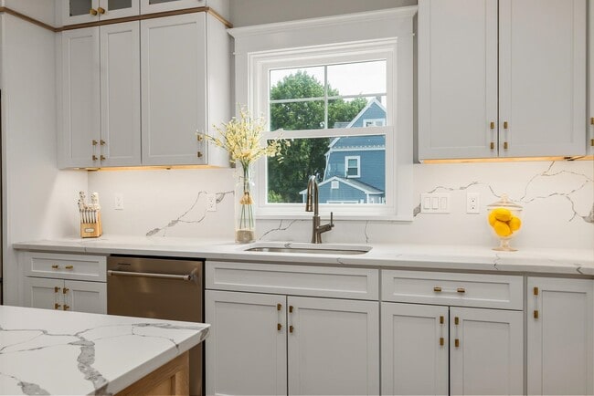 Photo - 1230 Islington St