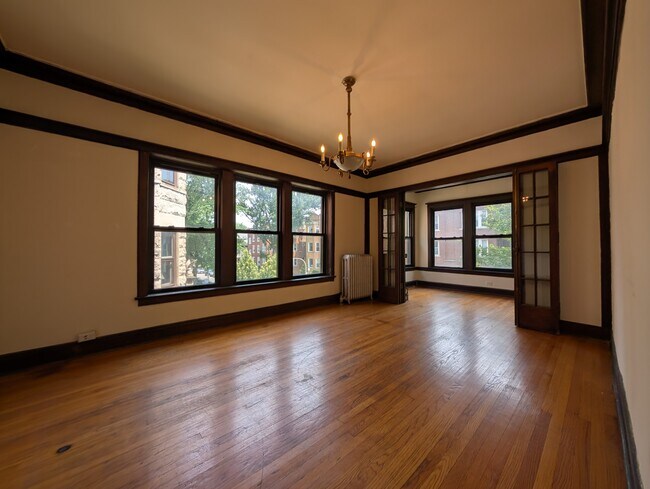 Building Photo - 2421 N Sawyer Ave Unit 2e Rental