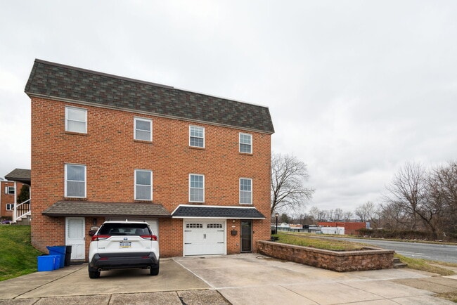 Front - 100 Rennard Ter