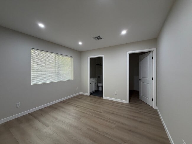 11705 Woodley Ave