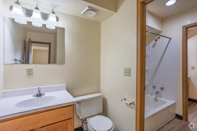 2BR, 1.5BA - 968SF - Primary Bathroom