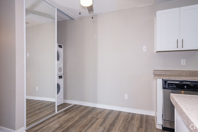 1BR, 1BA - 652SF - Dining Room