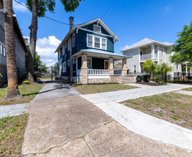 Photo - 1842 Hubbard St