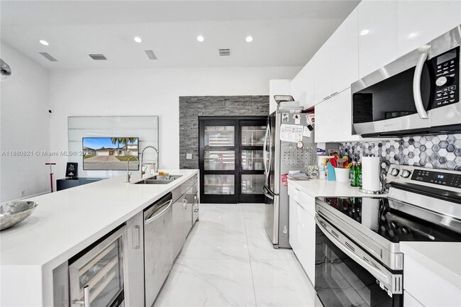 Building Photo - 4955 SW 33rd Ave Rental