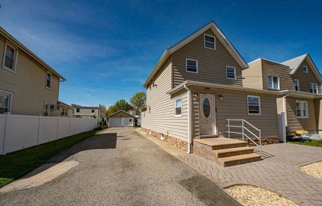 Building Photo - 49 Maple St NE Unit 2fl Rental
