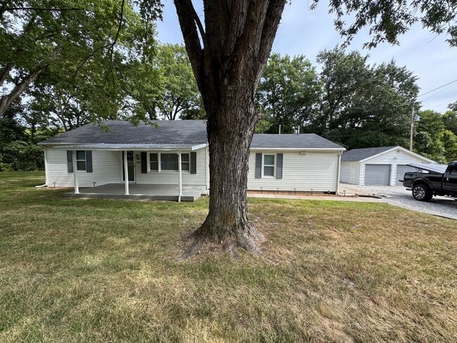 Building Photo - Charming Bungalow with space to move Rental