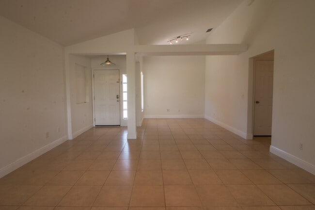 Photo - 661 Berwick Dr