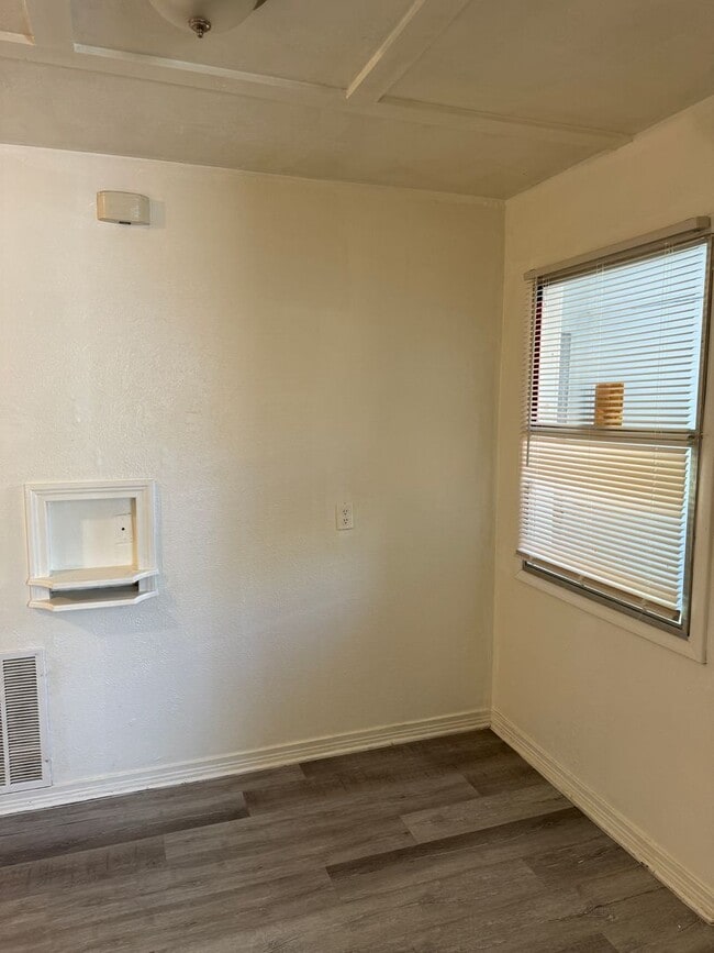 Photo - 1 bed duplex close to all things Norman! New paint, carpet and flooring!
